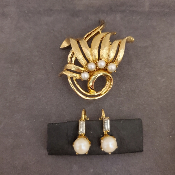 ♥️HOST PIC♥️ Brooch Signed Brooks Pearls ~Vintage Jewelry Set ~ Vintage Earrings - Picture 6 of 9